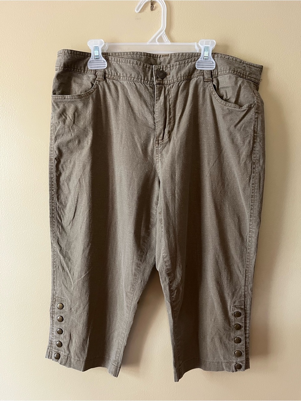 ECI Linen Blend Button-Hem Capri Pants